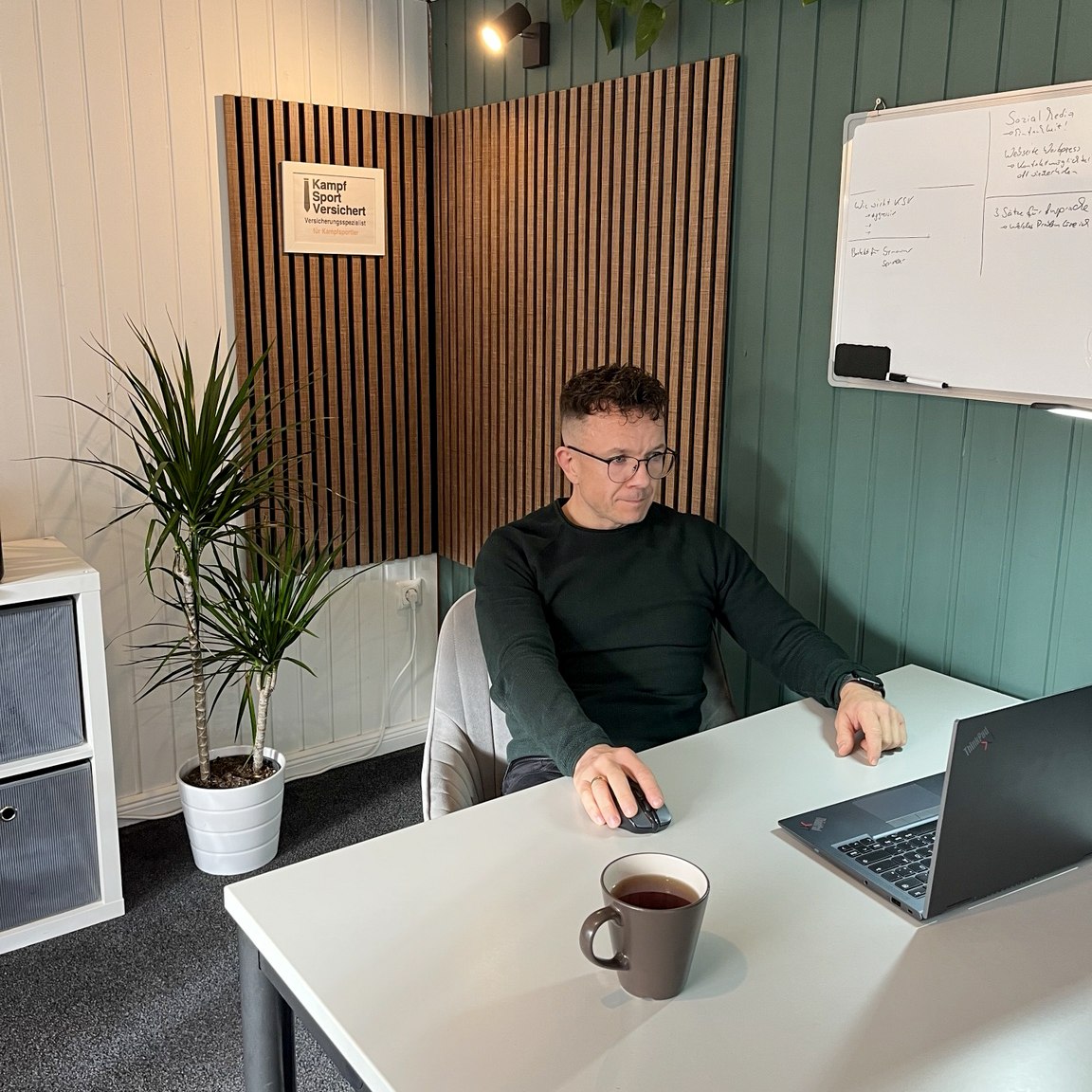 Max Stebner arbeitet an seinem Schreibtisch